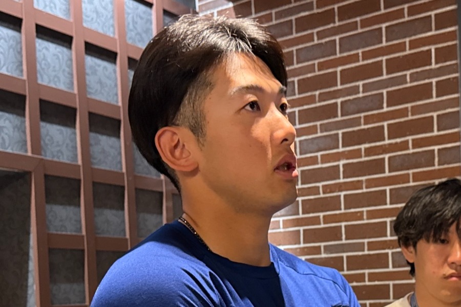 取材に応じるソフトバンクへ移籍が決まったDeNA・山本祐大【写真：町田利衣】