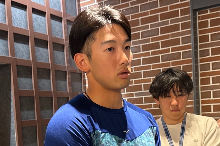 取材に応じるソフトバンクへ移籍が決まったDeNA・山本祐大【写真：町田利衣】