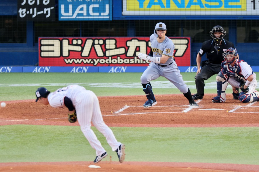 阪神・佐藤輝明の打球が直撃したヤクルト・吉村貢司郎【写真提供：産経新聞社】