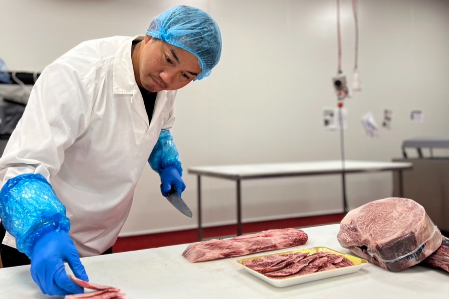 和牛カットを行う濱矢廣大【写真：本人提供】