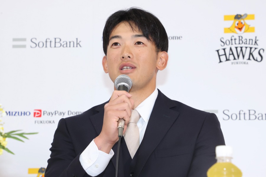 入団会見に臨んだソフトバンク・山本祐大【写真：栗木一考】