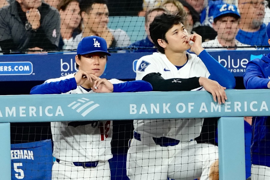 ベンチで戦況を見守るドジャース・山本由伸(左)と大谷翔平【写真:黒澤崇】