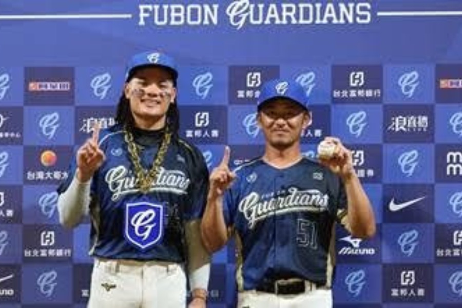 張育成（左）とお立ち台に呼ばれた後藤光尊監督【写真提供：CPBL】