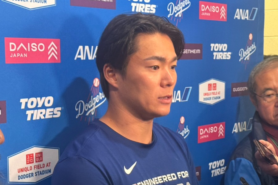 試合後、取材に応じたドジャース・山本由伸【写真：上野明洸】