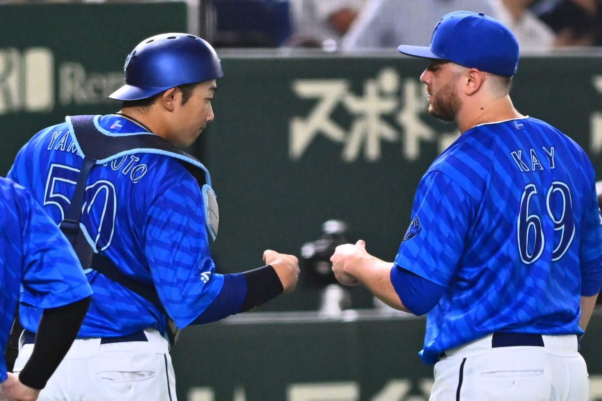 DeNA時代にバッテリーを組んでいたアンソニー・ケイ（右）と山本祐大【写真：加治屋友輝】