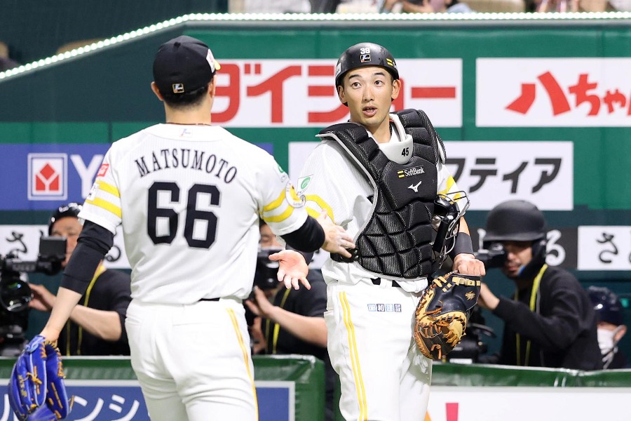 西武戦に出場したソフトバンク・山本祐大（右）【写真：栗木一考】