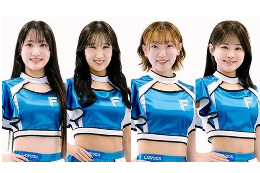 ファイターズガールの高井優奈さん、高橋萌絵子さん、千葉しずくさん、十川莉子さん（左から）【写真提供：（C）H.N.F.】