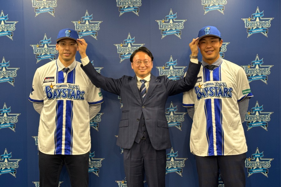 DeNAの入団会見に出席した尾形崇斗、木村洋太球団社長兼チーム統括本部長、井上朋也（左から）【写真：町田利衣】