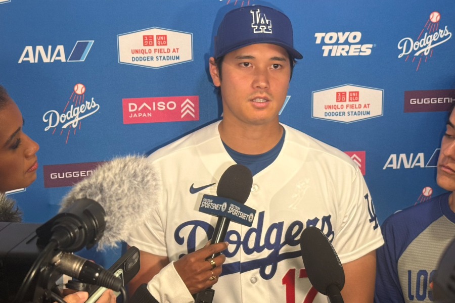 試合後、取材に応じるドジャース・大谷翔平【写真：上野明洸】