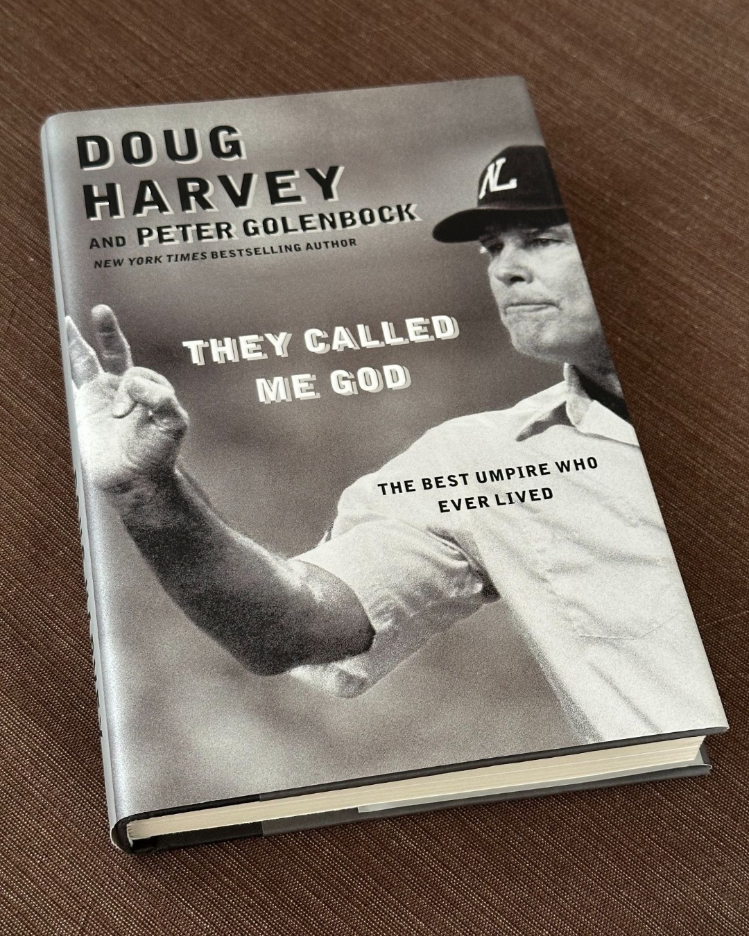 ダグ・ハーヴェイの著書『They Called Me God』【写真：木崎英夫】