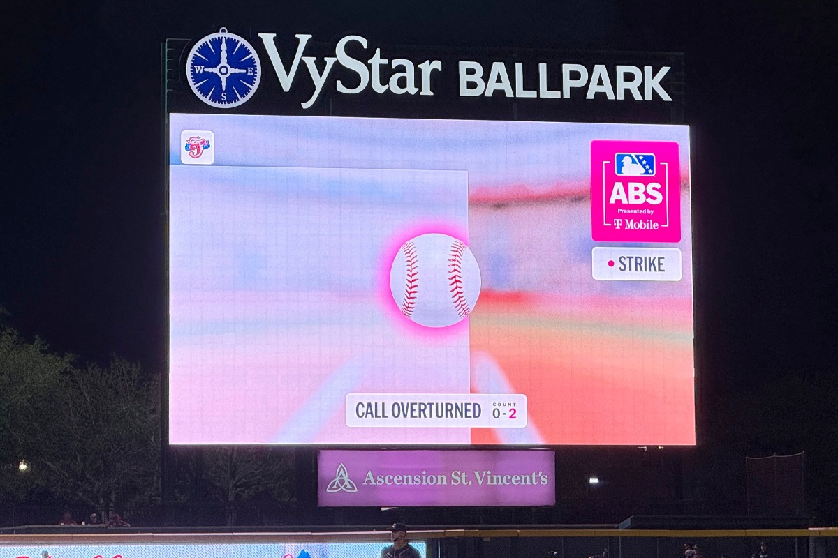 大型ビジョンに表示されたストライク/ボール自動判定システム「ABS」の判定結果【写真：アフロ】