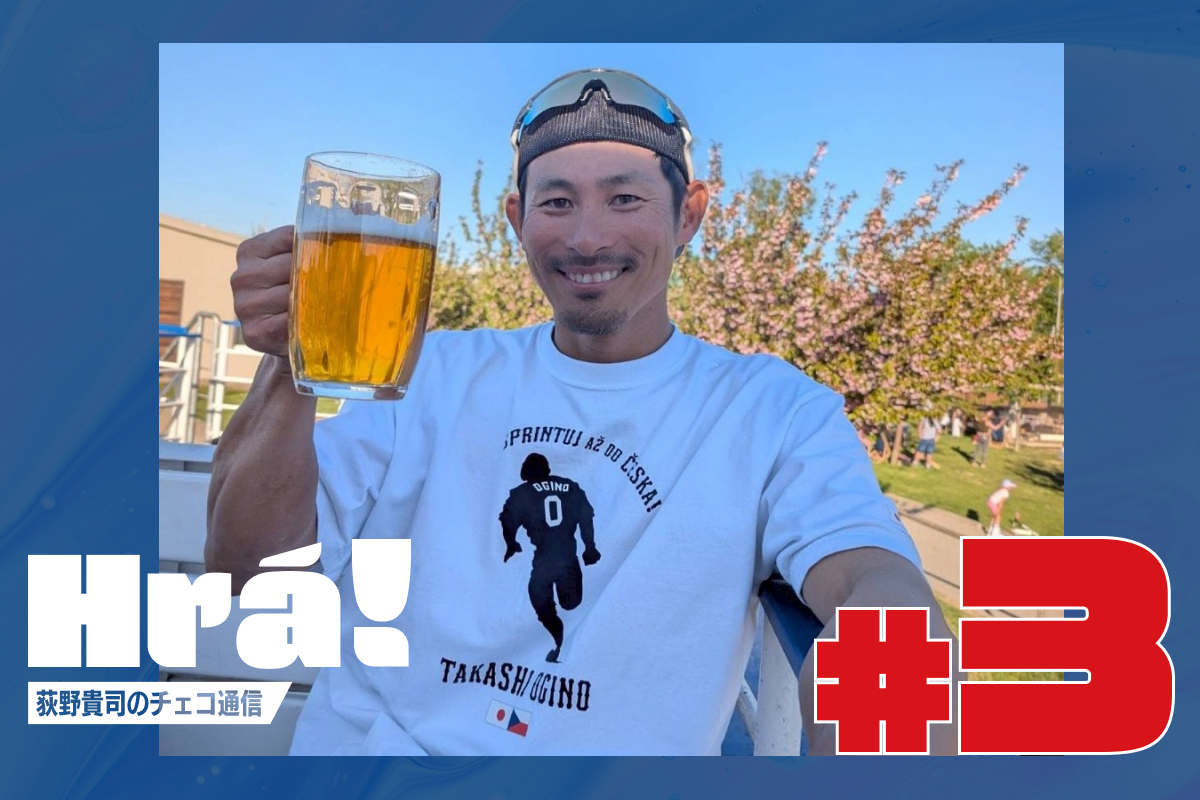 チェコと日本の国旗をあしらったシルエットTシャツでビールを堪能する【写真：本人提供】
