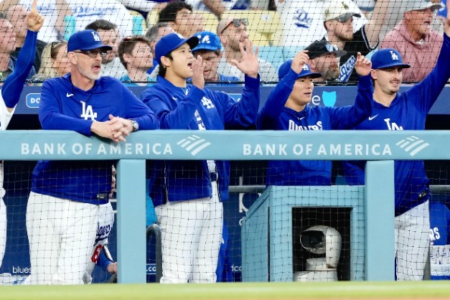 スミスの本塁打に喜ぶ大谷翔平らドジャースナイン【写真：黒澤崇】