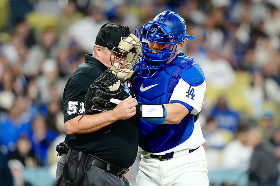 打球が直撃した球審を気遣うドジャースのダルトン・ラッシング【写真：黒澤崇】