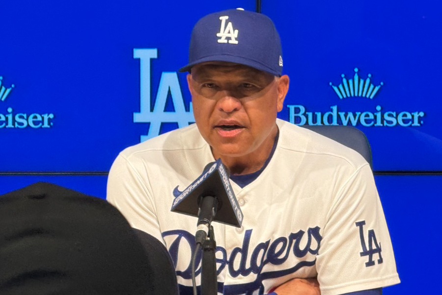 試合後、取材に応じるドジャースのデーブ・ロバーツ監督【写真：上野明洸】