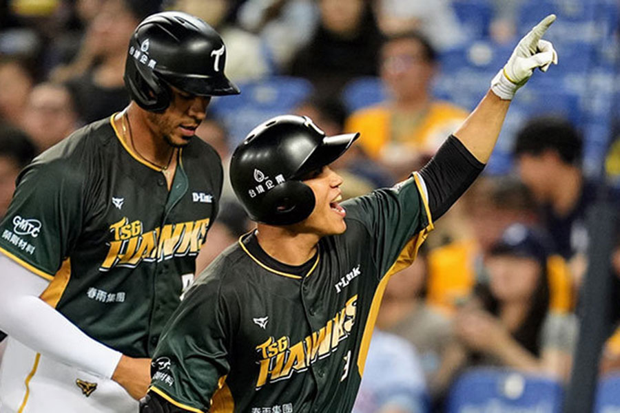台湾プロ野球で活躍する台鋼の王柏融とスティーブン・モヤ（写真奥）【写真提供：CPBL】