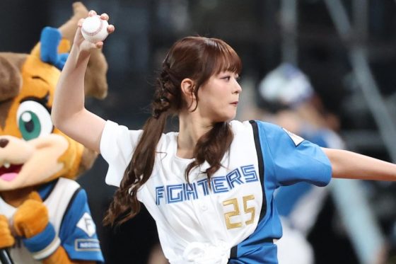 短パンへそ出し美女の“ガチ投球”にどよめき　ワンバウンドも…豪快フォームに熱視線