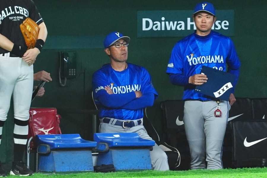 巨人戦で指揮を執るDeNA・相川亮二監督【写真：小林靖】