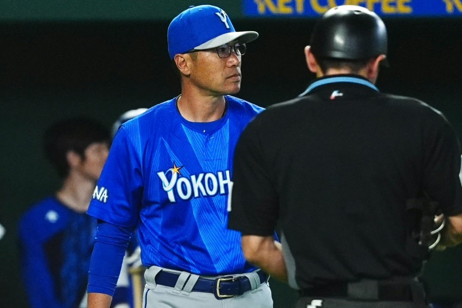 巨人戦で指揮を執ったDeNA・相川亮二監督【写真：小林靖】
