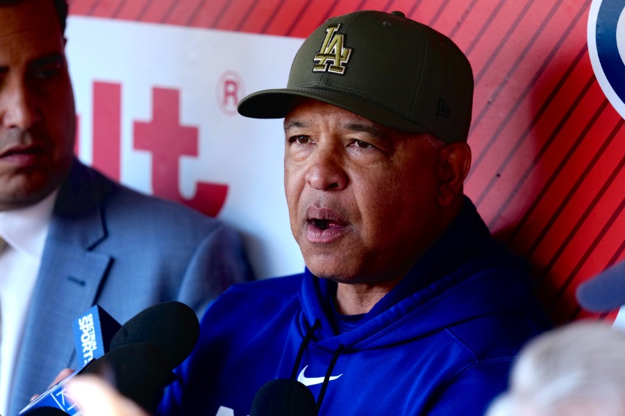 試合前、取材に応じたドジャースのデーブ・ロバーツ監督【写真：黒澤崇】