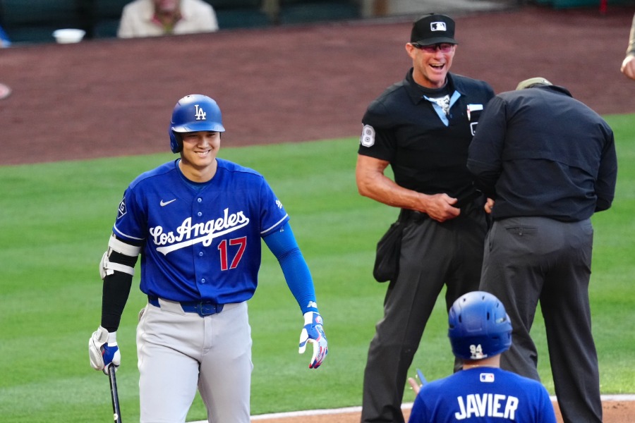 まさかのアクシデントに笑顔を見せたドジャース・大谷翔平（左）【写真：黒澤崇】