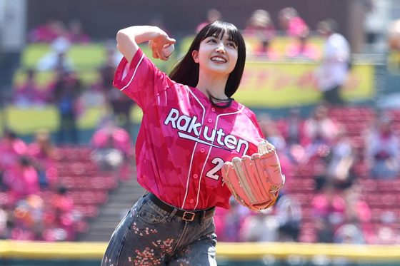 仙台に天使降臨…久保史緒里さんが始球式　華麗すぎるノーバウンド投球にファン虜