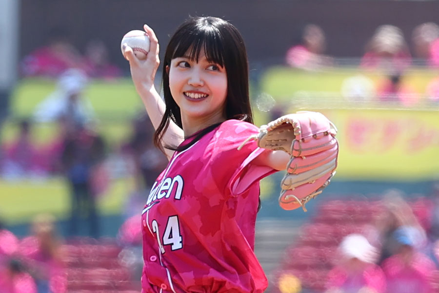 始球式に登場した久保史緒里さん【写真：加治屋友輝】