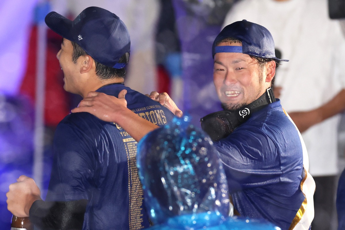 喜びを分かち合うDeNA・戸柱恭孝（右）と山本祐大【写真提供：産経新聞社】