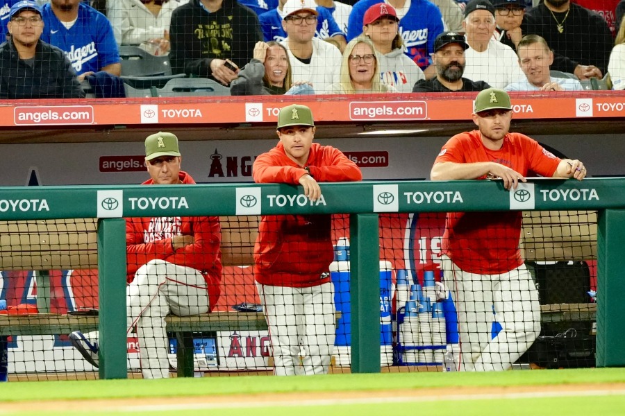 失点を重ねて唖然とするエンゼルスのベンチ【写真：黒澤崇】