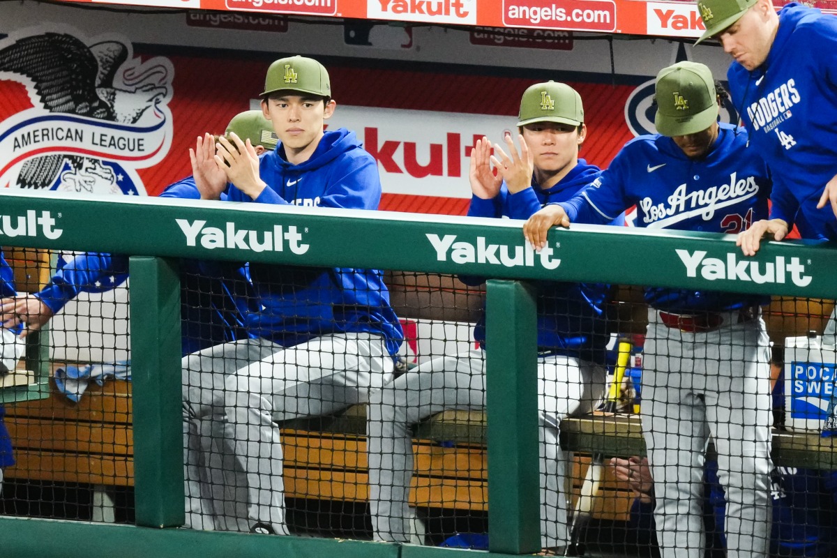 ベンチから戦況を見守るドジャース・佐々木朗希【写真：黒澤崇】
