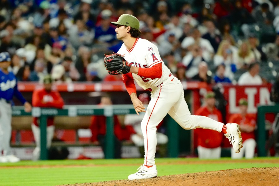 ドジャース戦の9回に登板したアダム・フレイジャー【写真：黒澤崇】