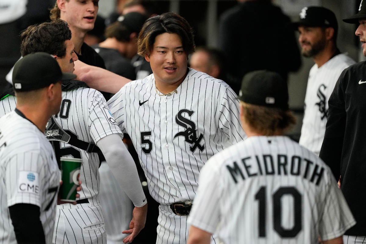 ベンチでチームメートと交流するホワイトソックス・村上宗隆【写真：アフロ】