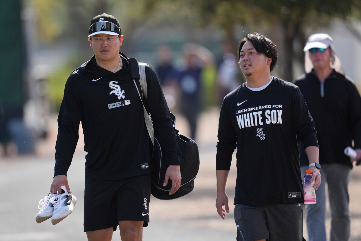 村上宗隆（左）と通訳の八木賢造さん【写真：アフロ】