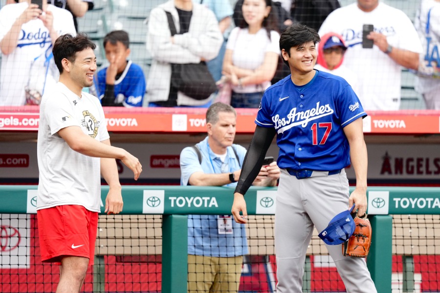 談笑する菊池雄星（左）と大谷翔平【写真：黒澤崇】