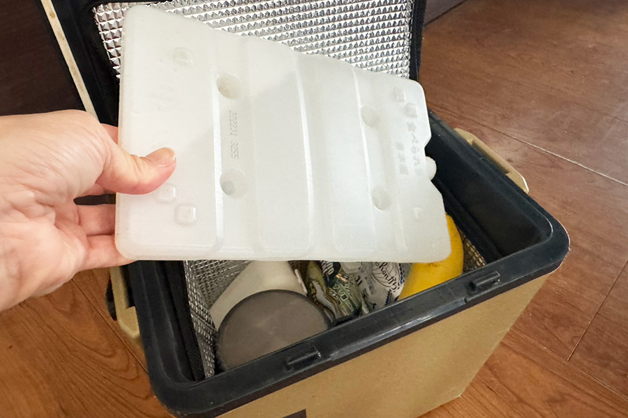 保冷剤を入れる位置によっても効果は異なってくる【写真：石井愛子】