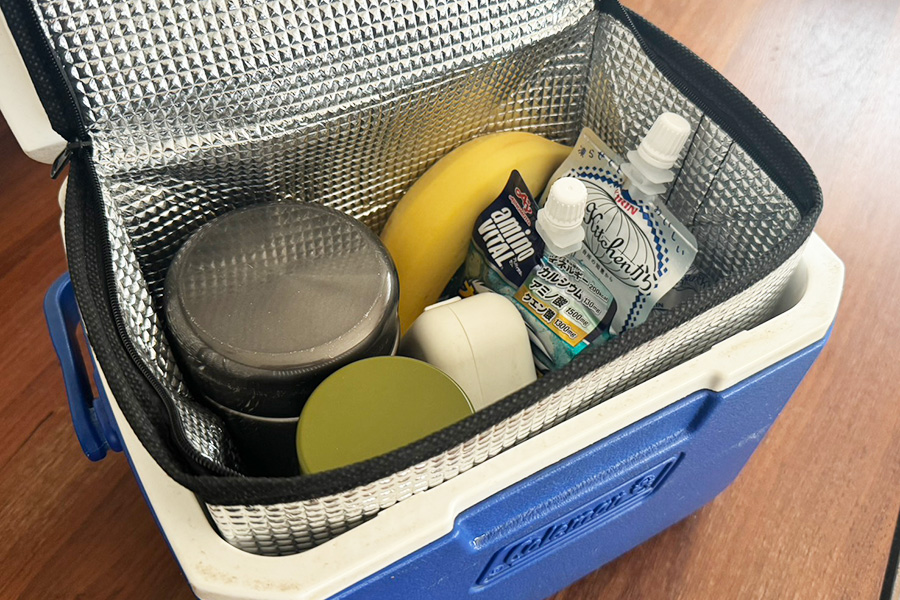 クーラーボックスに入れた補食などを効率的に保冷する方法は【写真：石井愛子】