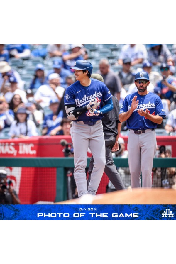 塁上でトラウトへ視線を送るドジャース・大谷翔平【写真提供：ドジャース】