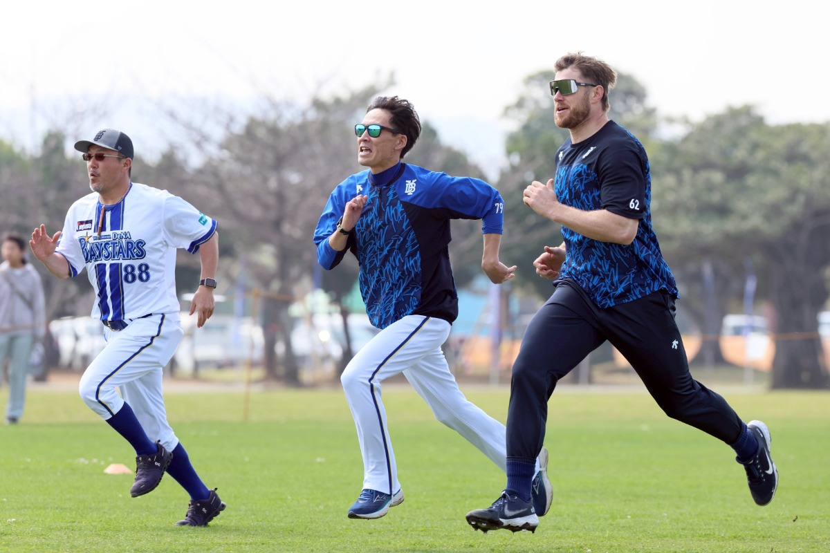 春季キャンプで選手らと一緒に汗を流すDeNAの入来祐作コーチ（左）【写真提供：産経新聞社】