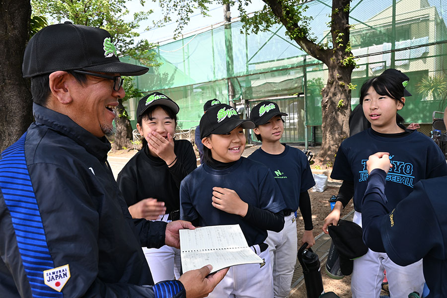 練馬シャインの橋本秀監督（左）【写真：吉田三鈴】