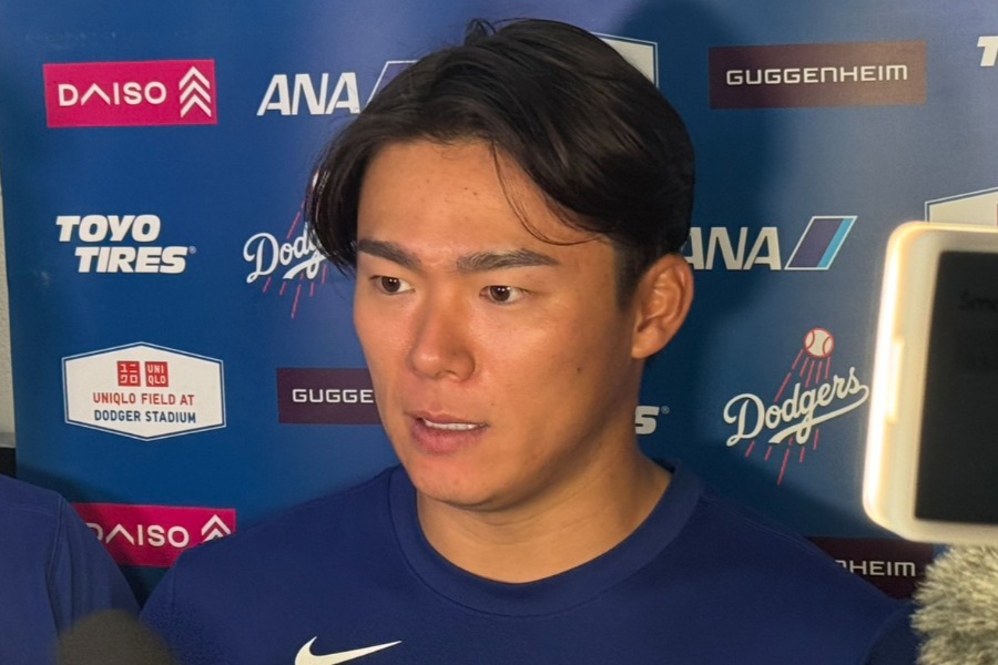 試合後、取材に応じるドジャース・山本由伸【写真：上野明洸】