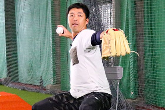 頭の後ろで作る「トップ」は間違い？　元中日エース実践…制球磨く“椅子キャッチボール”