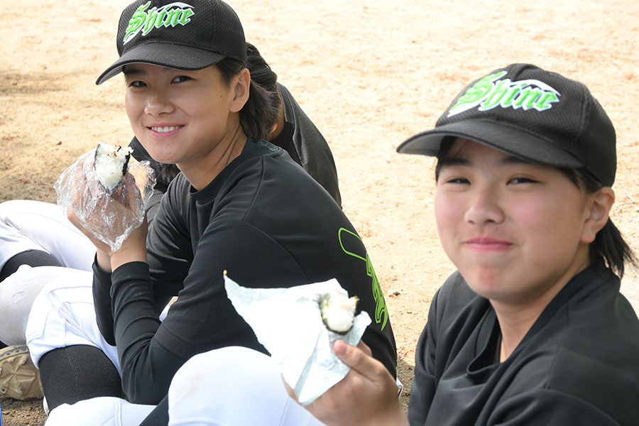 補食をとる練馬シャインの選手たち【写真:吉田三鈴】