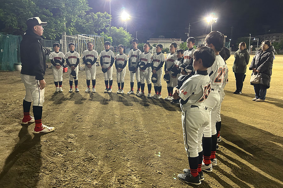 ラウンダースナインと保護者【写真:間淳】