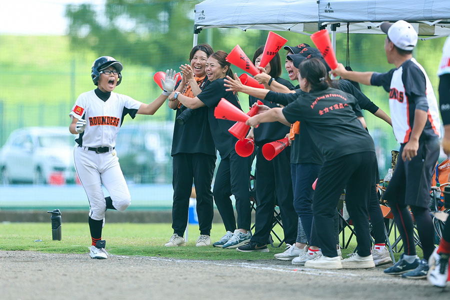 距離感を保ちながらも選手をサポートする(写真は2024年)【写真:加治屋友輝】