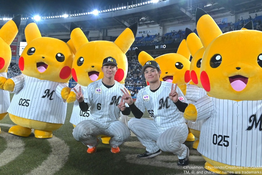 ピカチュウたちと記念撮影をするロッテ・西川史礁(左)と中森俊介【写真:PLM】