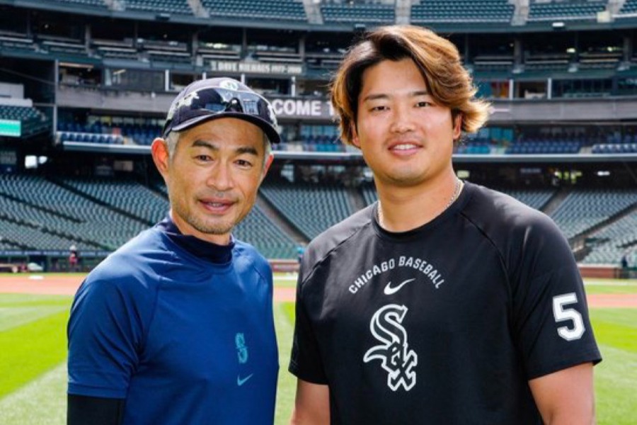 試合前に記念撮影をしたイチロー氏（左）とホワイトソックス・村上宗隆（写真は球団Xをスクリーンショット）