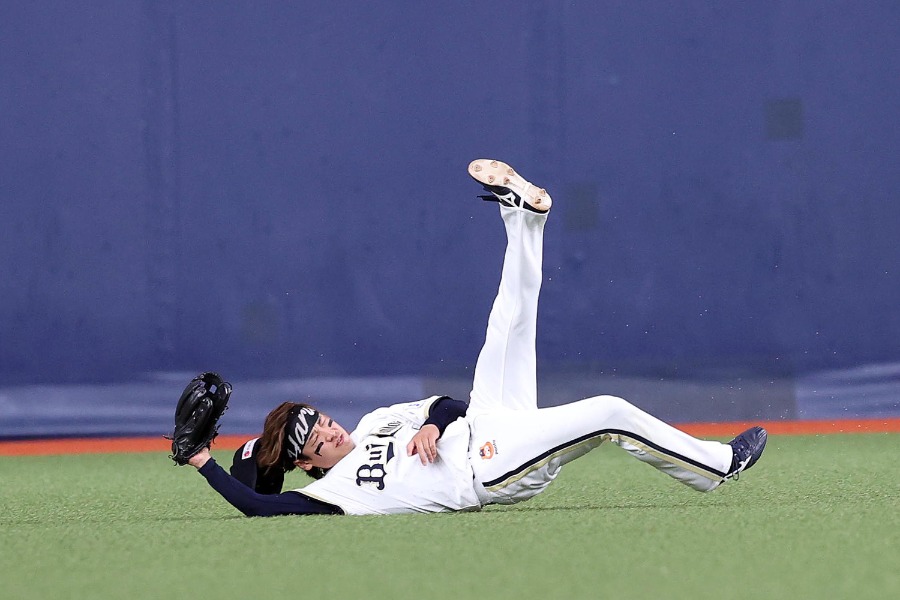 ダイビングキャッチでアウトにしたオリックス・渡部遼人【写真:栗木一考】