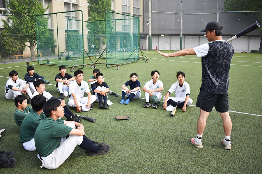 構え方について説明する志田さん【写真：高橋幸司】