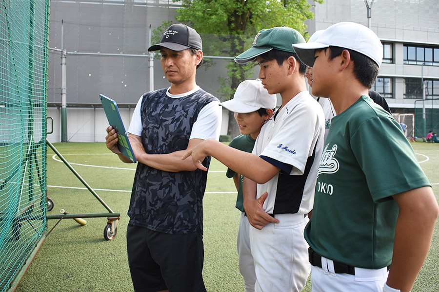 志田さんのタブレットで計測結果を確認する選手たち【写真：高橋幸司】