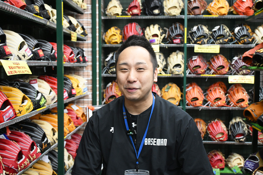 野球専門店「ベースマン」立川店の星徹弥店長【写真：編集部】